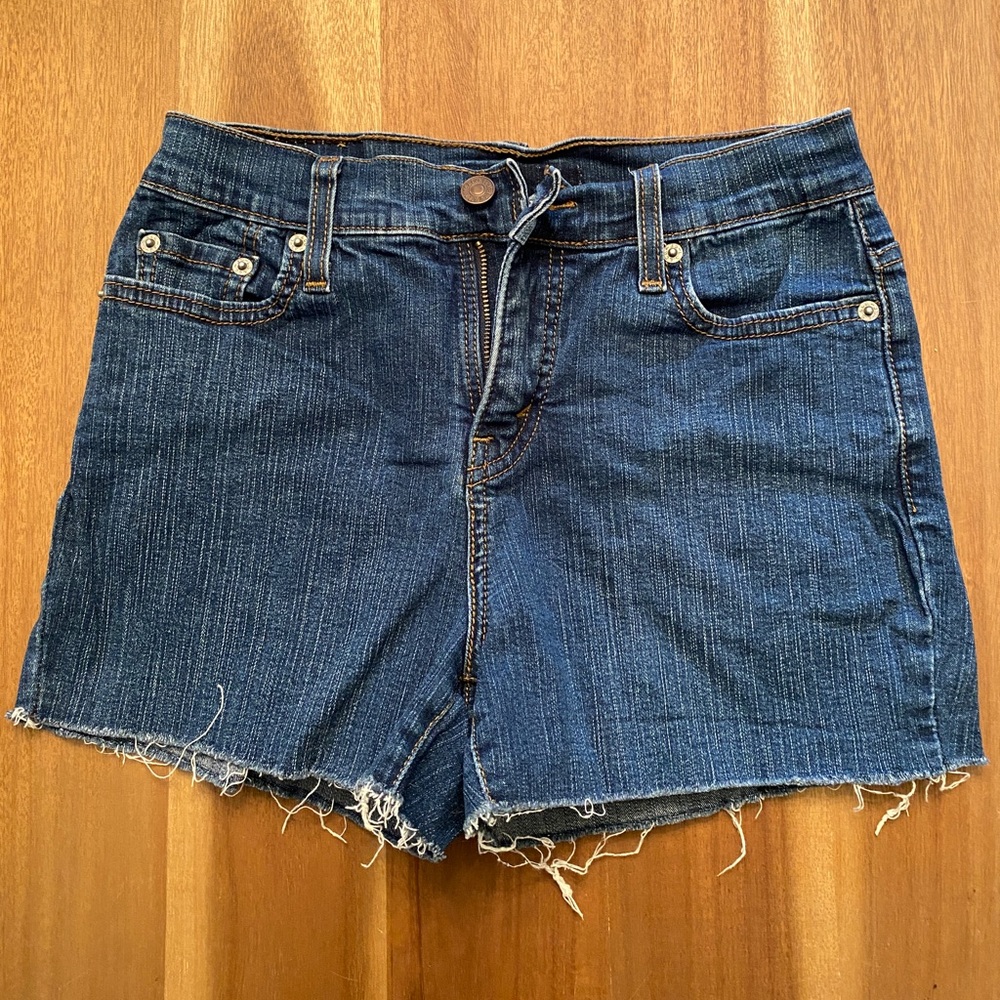 Levi’s Jean Shorts 3” inseam - size 4 - Picture 2 of 3